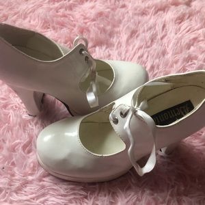 Vintage 80s white demonias. size unlabeled, fits a womans 7-8